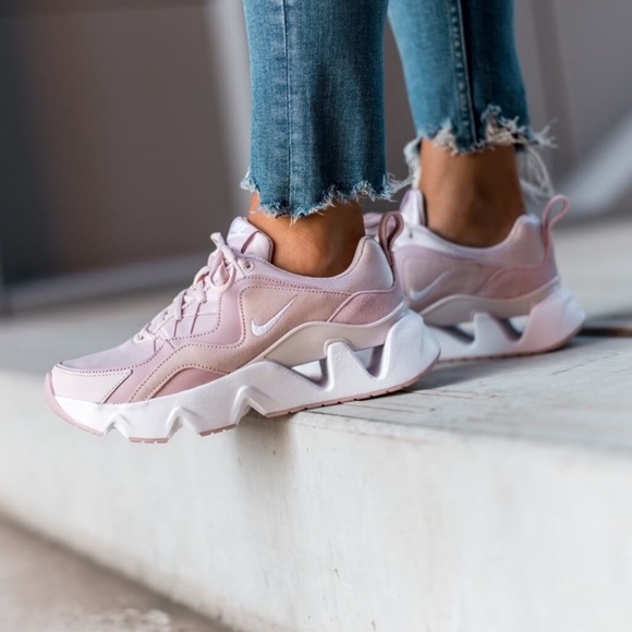 Nike Shoes - Nike RYZ 365  EUC Barely Rose🌸